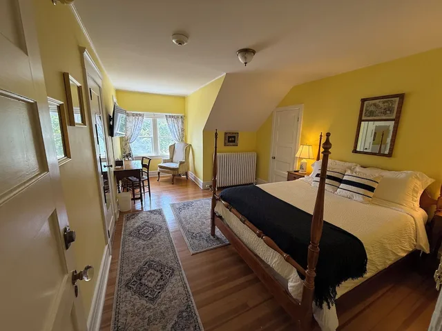 Mansion, Queen Bed، Hartness House Inn 3/9
