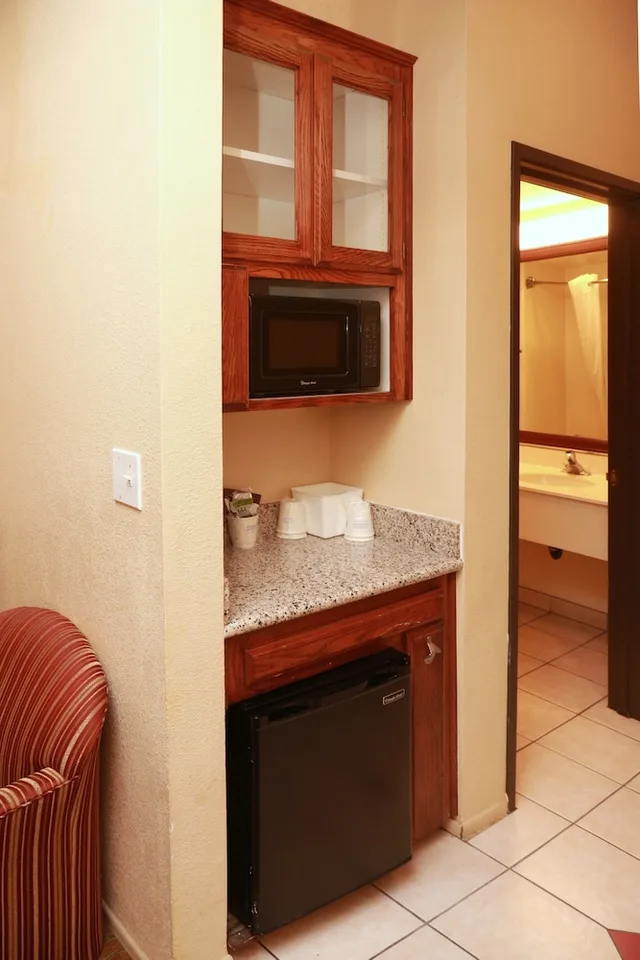 جناح استوديو بسريرين كوين، Ramada By Wyndham Fresno Northwest 7/7