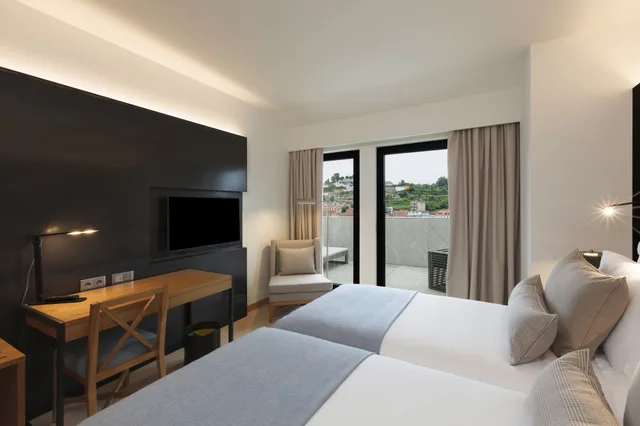 غرفة بريميوم بسريرين منفصلين، NEYA Porto Hotel 2/2