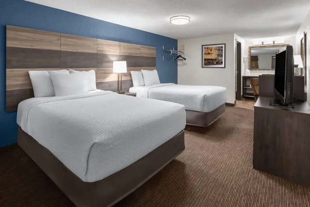 غرفة رباعية بسريرين مزدوجين، Baymont By Wyndham Downtown Detroit 3/5