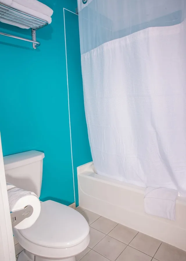 غرفة بسريرين كوين، Hotel Zed Kelowna 2/2