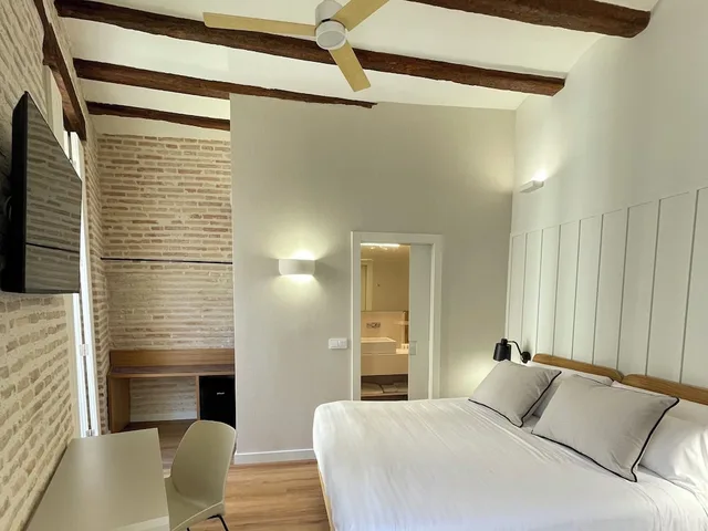 Renovated, Deluxe, Twin Beds, City View, Balcony, Cosy Rooms Embajador 1/7