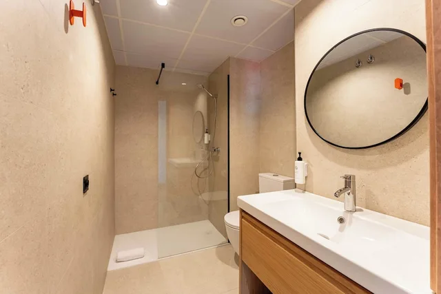 غرفة قياسية ثلاثية بسرير مزدوج وسرير فردي، easyHotel Madrid Alcala 5/10