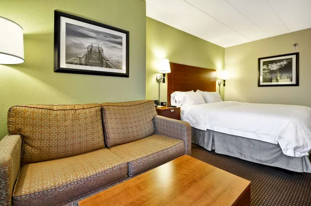 Study, King Bed, Sofa، Hampton Inn Chicago/Gurnee 2/6