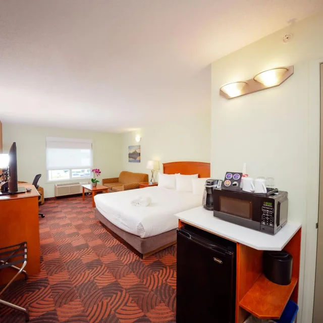 غرفة بسرير كينج لذوي الإعاقة، Service Plus Inns and Suites Calgary 1/6