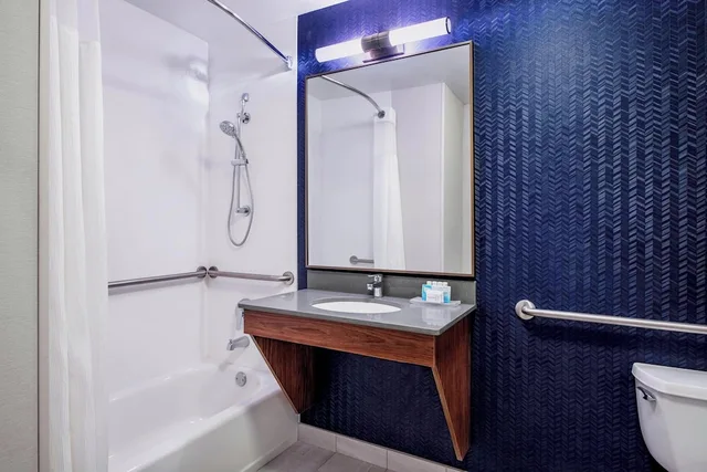 غرفة بسرير كينج لذوي الإعاقة، Fairfield Inn And Suites Kelowna 3/4