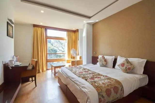 غرفة بريميوم بسرير كينج بإطلالة على الجبل، The Golden Crest 1/3