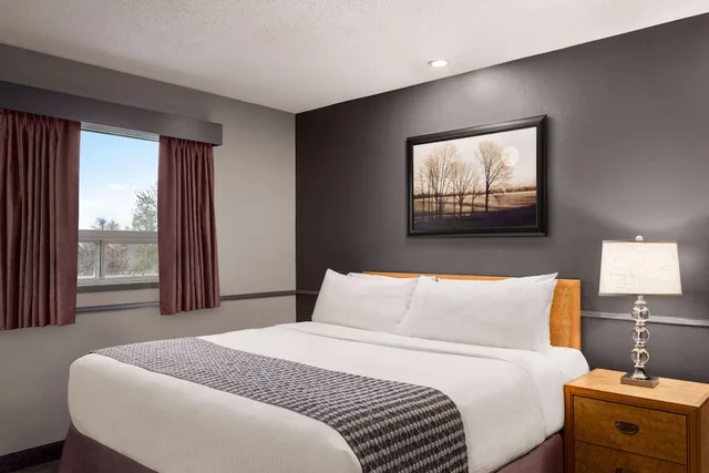 Room, King Bed, Exterior Entrance، Travelodge By Wyndham Brandon 1/6