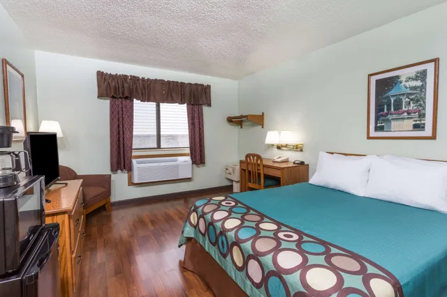 غرفة بسرير كوين يُسمح فيها بالحيوانات الأليفة لذوي الإعاقة، Super 8 by Wyndham Gallipolis Pt Pleasant Area 1/2