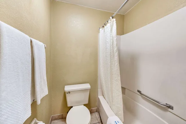 غرفة بسرير كينج، Rodeway Inn Columbus West 4/4