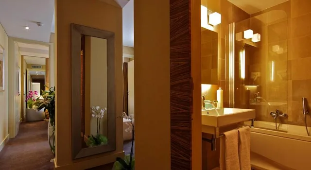 جناح جونيور، Hotel Saint John 1/1