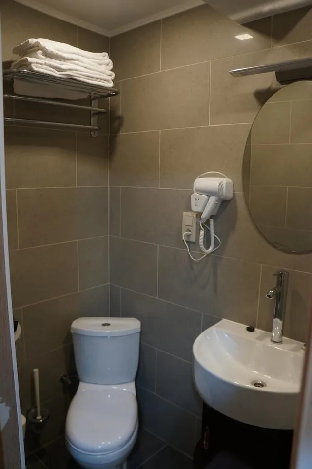 Room, Twin Beds, Hotel Evergreen 5/7