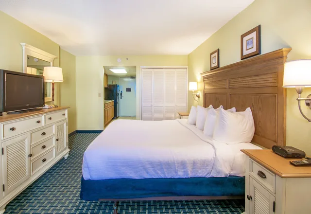 Efficiency, Pinnacle, King Bed, Ocean Front، Compass Cove Resort 2/3