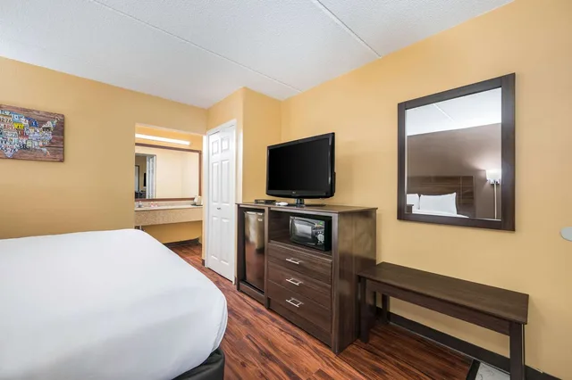 غرفة بسرير كينج، Econo Lodge Columbus near Airport 1/4