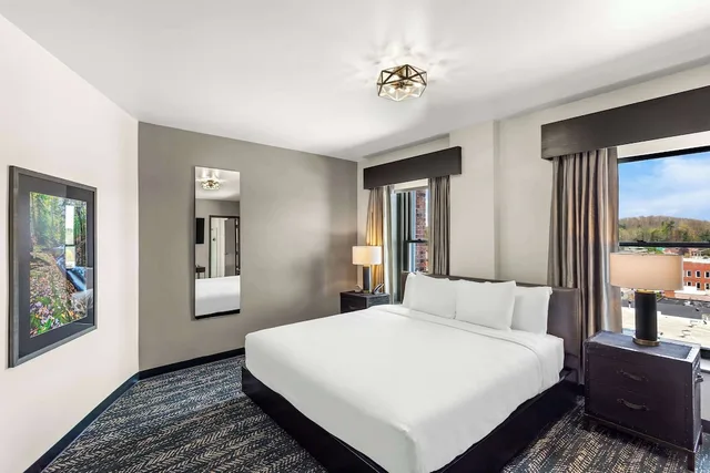 غرفة قياسية بسرير كينج، Tygart Hotel, Ascend Hotel Collection Elkins WV 4/10