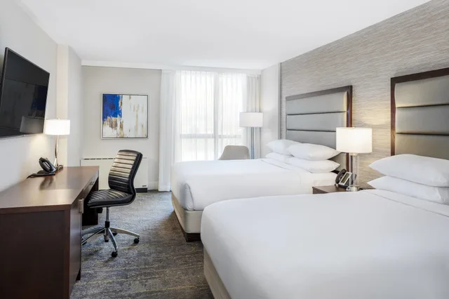 غرفة بسريرين كوين بإطلالة على المدينة، Delta Hotels by Marriott Burnaby Conference Centre 1/3