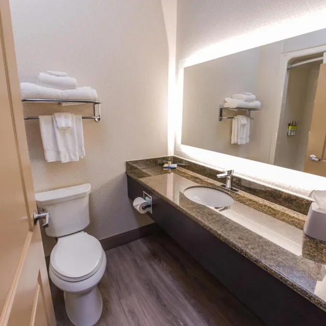 غرفة قياسية بسريرين كوين مع أريكة لذوي الإعاقة، Holiday Inn Express Hotel And Suites Springfield Medical District 10/10
