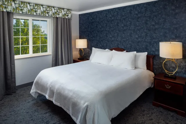 Suite, King Bed, Hot Tub, Irish Cottage Inn & Suites 2/6