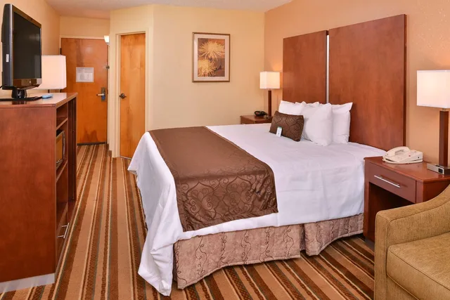 غرفة بسرير كينج مع أريكة، Best Western Plus Richmond Airport Hotel 5/8