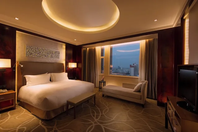 غرفة بسرير كينج بإطلالة على الجبل، Doubletree By Hilton Qinghai Golmud China 2/7