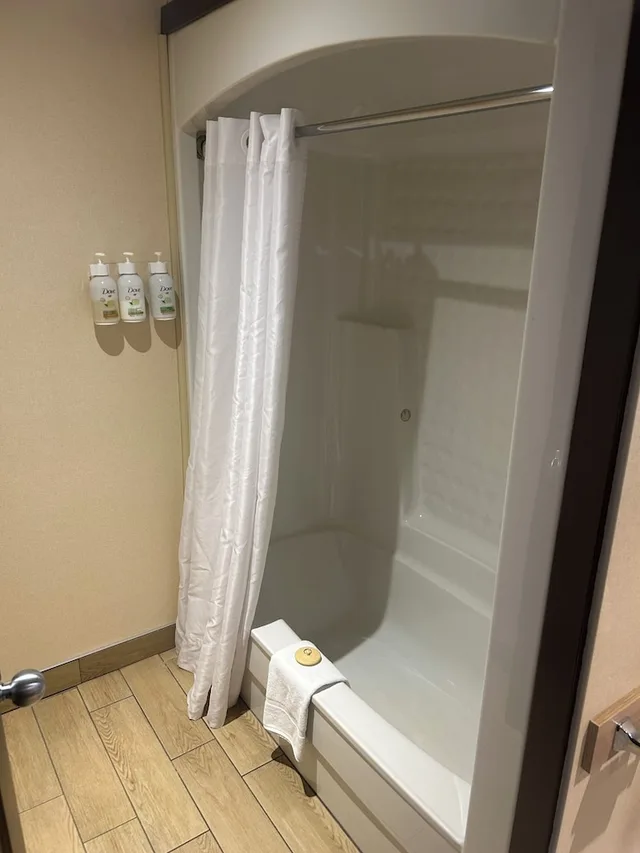 Room, Queen Bed, Building B، Ramada by Wyndham Laval 3/3