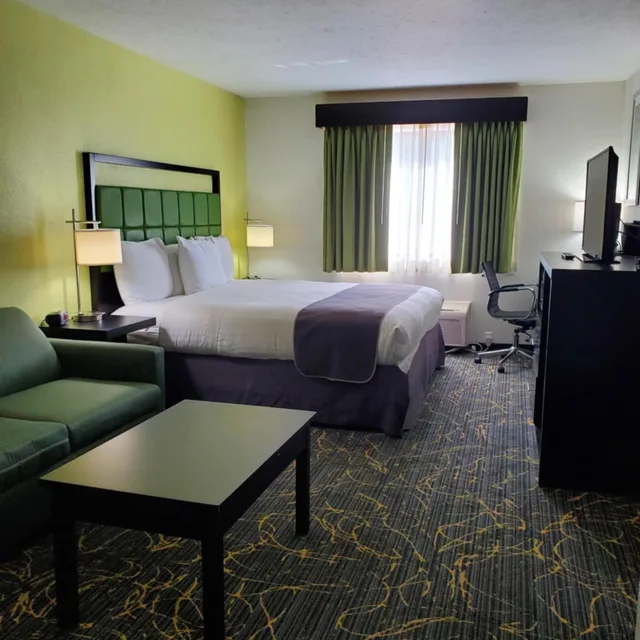 Room, King Bed, Bathtub, Accessible, AmericInn by Wyndham Delafield 6/10