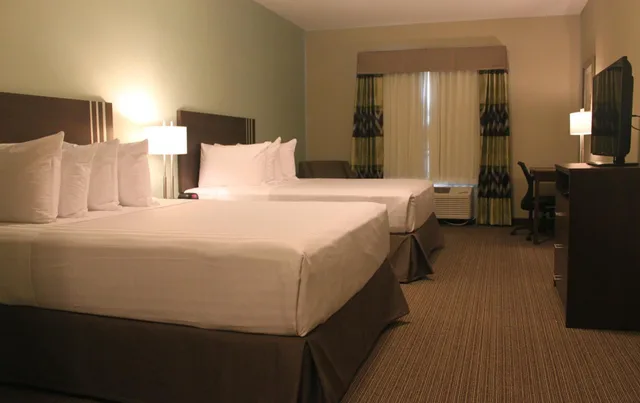 غرفة بسرير كوين بمطبخ صغير، Meridian Inn & Suites 2/5