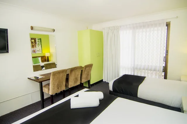 Plus, Deluxe, Single, Single Bed, 1 Queen and 1 Single Bed، CRESCENT MOTEL 3/5