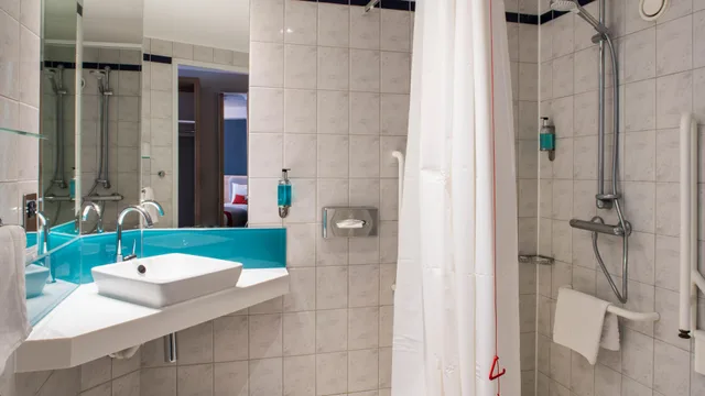 غرفة بسرير كينج لذوي الإعاقة، HOLIDAY INN EXPRESS KASSAM STADIUM 3/3