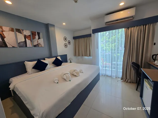 غرفة سوبيريور بسريرين منفصلين بإطلالة على المدينة بشرفة، MODERN LIVING HOTEL 2/3