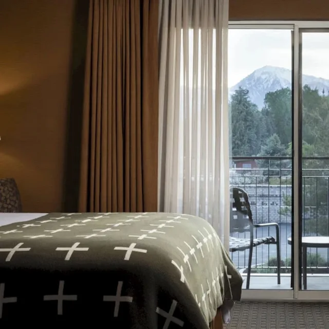 Room, King Bed, Creek Side, Sofa، Wayfinder Bishop 3/6