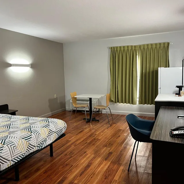 غرفة بسرير كينج، Studio6 Suites Springfield, OH 2/3