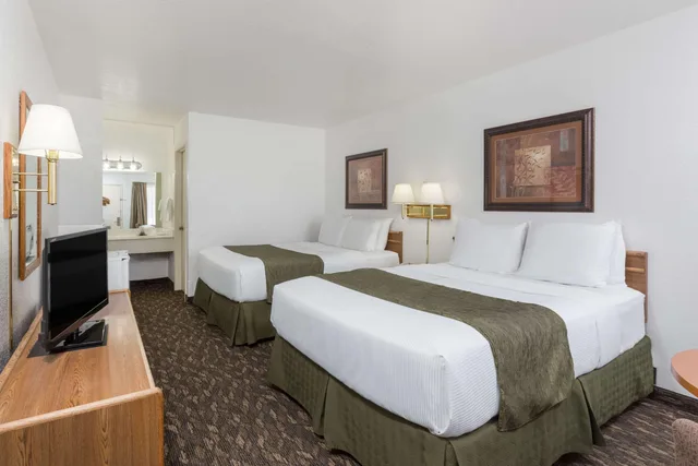غرفة رباعية بسريرين كوين، Super 8 by Wyndham Fort Bragg 3/5