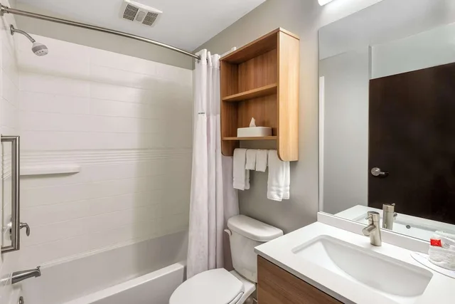 جناح استوديو بسرير كوين، Microtel Inn and Suites by Wyndham Warsaw 2/2