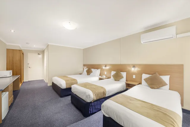 غرفة قياسية ثلاثية بسرير كوين وسريرين منفصلين، Ciloms Airport Lodge 1/3