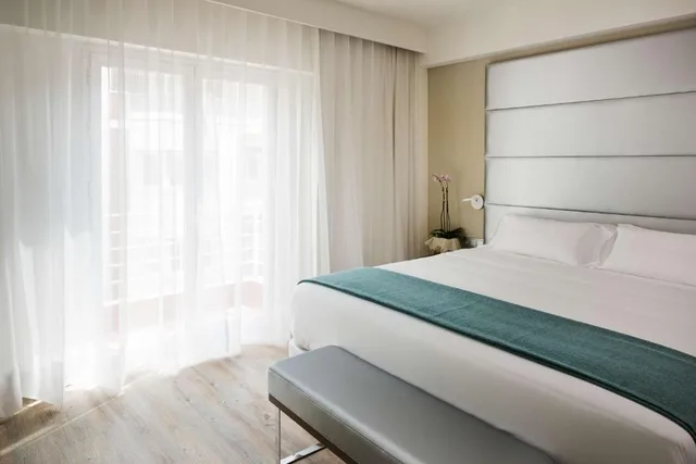 غرفة سوبيريور بسرير مزدوج بشرفة، NH Madrid Zurbano 3/5