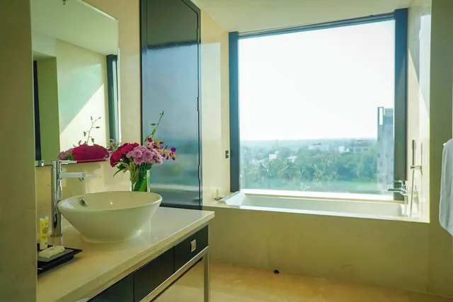 جناح بسرير كينج مع دخول صالة النادي لذوي الإعاقة، Crowne Plaza Pune City Centre 3/3