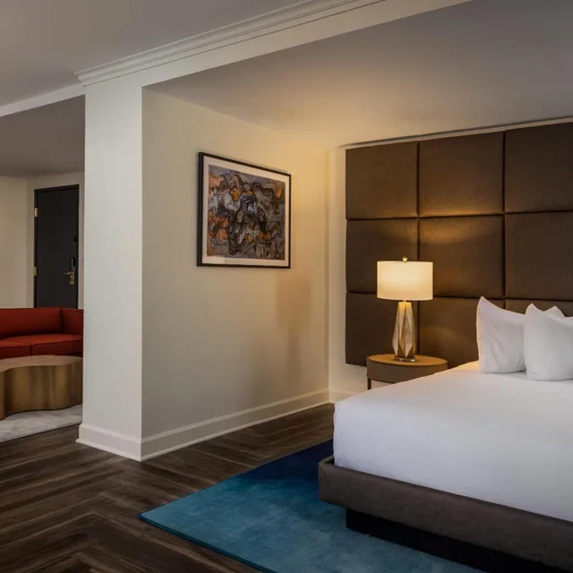 جناح ديلوكس بسرير كينج، Hotel Deco Omaha, Tapestry Collection by Hilton 2/5