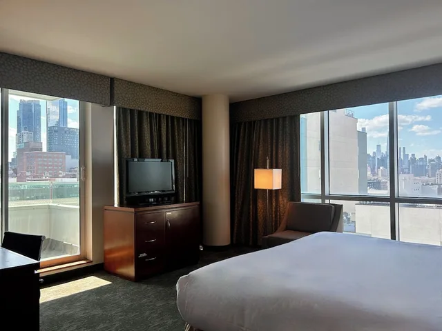 غرفة ديلوكس بسرير كينج بشرفة لذوي الإعاقة، LIC Manhattan View Hotel 1/2