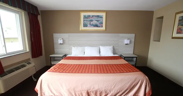 Executive, Suite, King Bed, Sofa, Hot Tub, Travel Inn and Suites Flemington 1/9