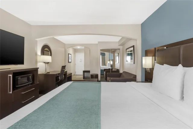 جناح بسرير كينج مع أريكة بمنطقة جلوس، Best Western Plus Tallahassee North Hotel 3/6