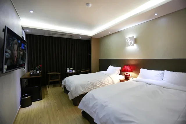 Deluxe, Twin Beds, Black Sands Hotel 1/4