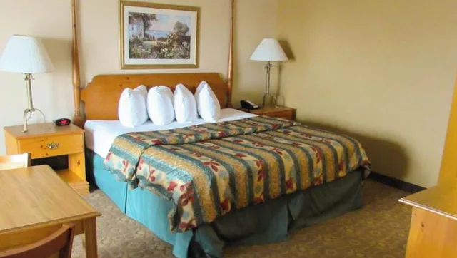 جناح بسرير كينج بجاكوزي، Magnuson Grand Pioneer Inn And Suites 3/6