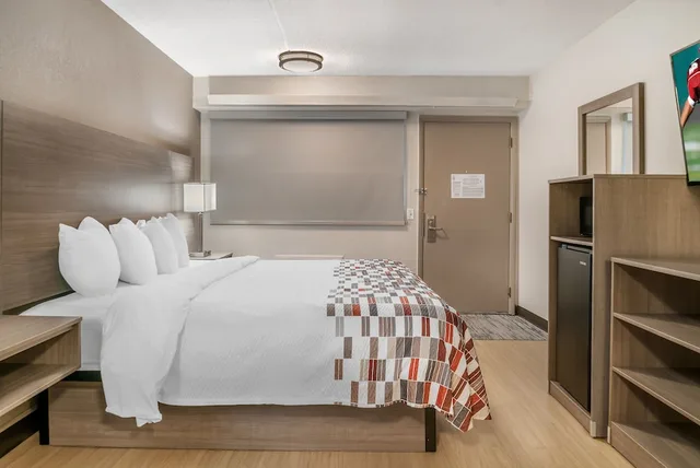 غرفة قياسية بسرير كينج لذوي الإعاقة، Red Roof Inn Detroit Metro Airport - Taylor 7/10