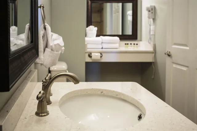 Multiple Bedrooms, Suite, River View, Stair Access Only، Olde Harbour Inn 7/8
