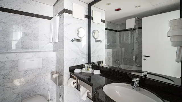 غرفة قياسية بسرير كوين مع أريكة، Holiday Inn Berlin Airport Conference Centre Formerly Holiday Inn Berlin International Airport 7/10