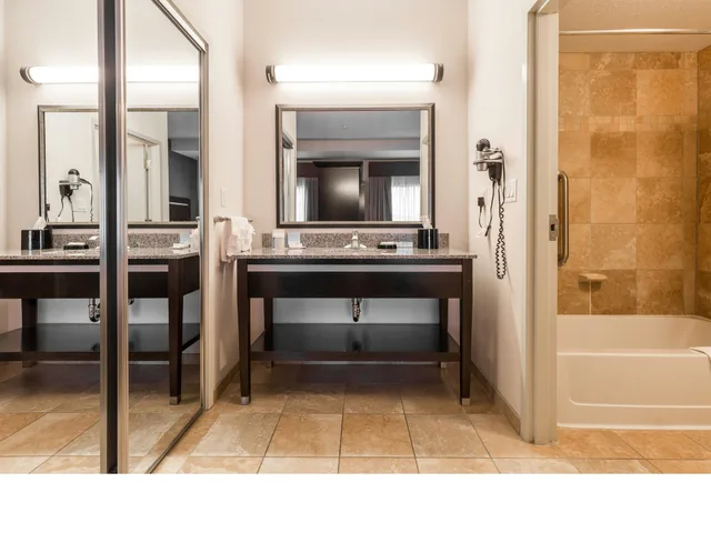 جناح استوديو بسريرين كوين، Hampton Inn and Suites by Hilton Lethbridge 3/3