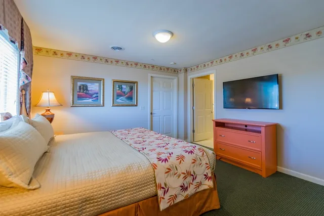 1 Bedroom, Premier, Suite, Queen Bed, Nature View, Sofa، Vacation Village At Berkshires 1/6