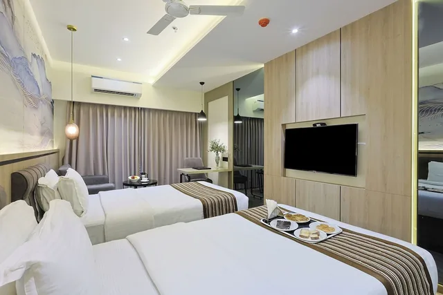 Executive, King Bed, Hotel President 2/10