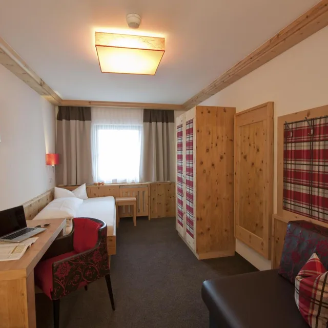 Room, Twin Beds, Bierwirt 1/3